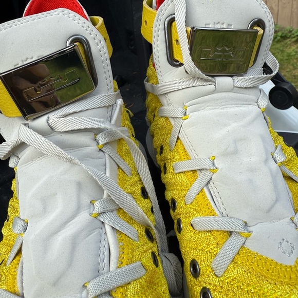 NWOT Nike LeBron Yellow and White Men\'s Athletic Shoes size 5.5 main image 4